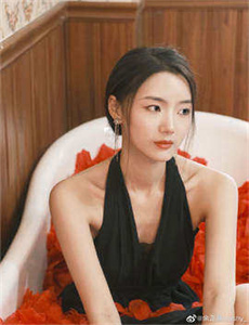 《丝袜美女诱惑-长裙随风舞》